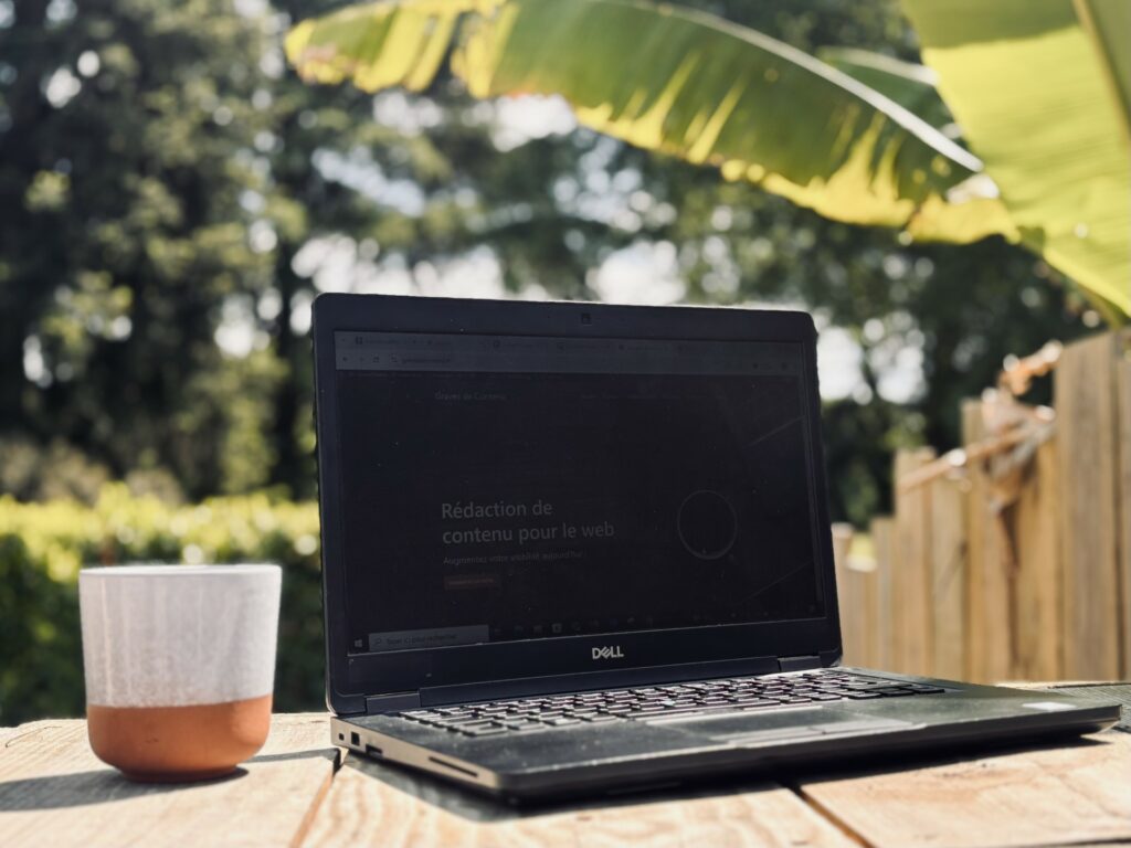 Illustration de mon activité de Rédactrice web : un ordinateur posé sur une table