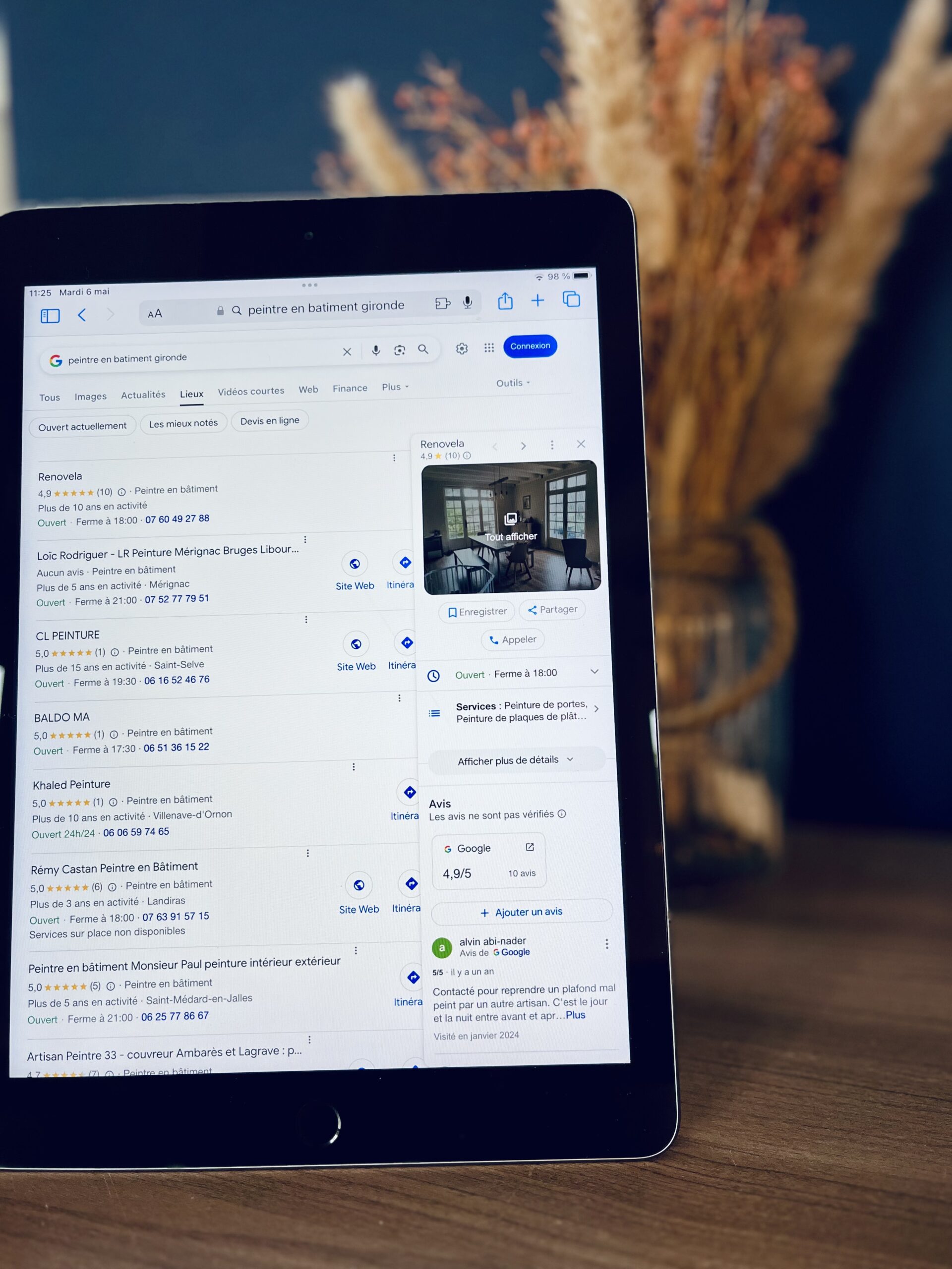 La tablette présente une liste de résultats de fiches d'établissement Google.