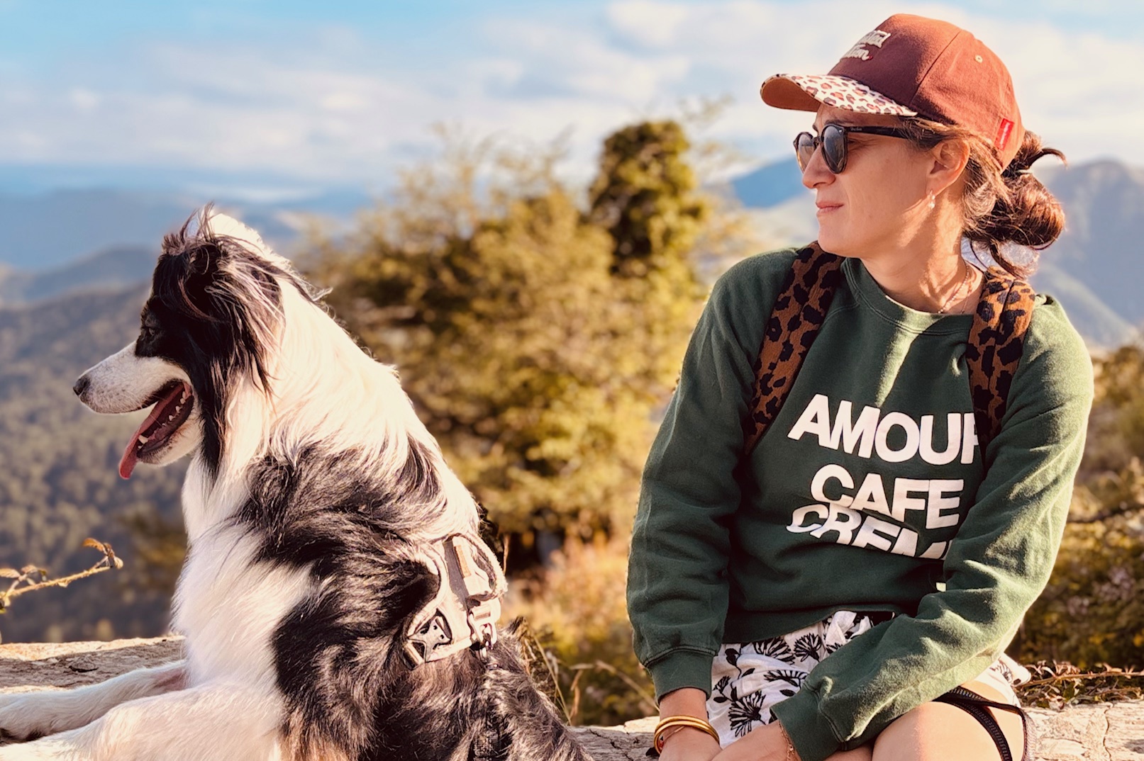 Camille Loupias est assise avec son chien Rio. Photo prise lors d'une balade dans le Pays Basque