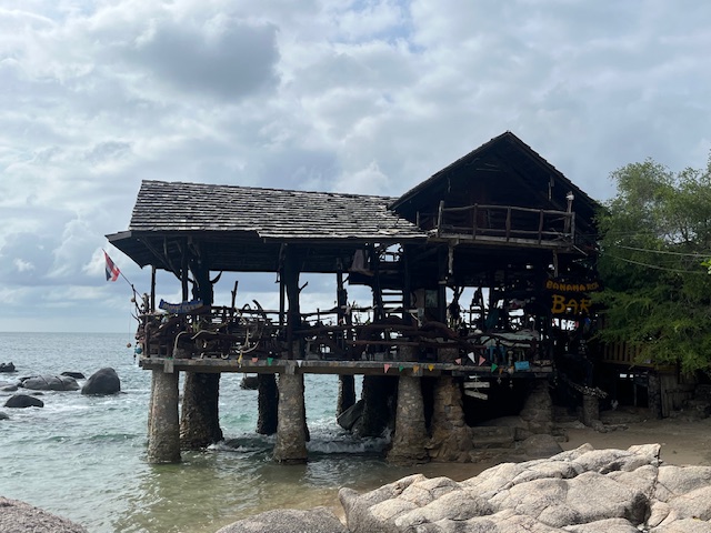 Image illustrant un bar sur pilotis ouvert sur l'extérieur ayant un air très ancien, type bar de pirate.  Koh Tao, Thaïlande.
© Camille Loupias
