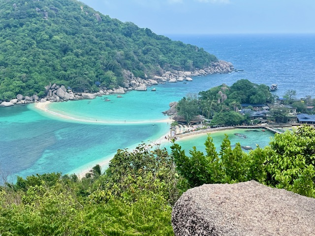 Vue des trois petites îles de Koh Nang Yuan au mois de décembre, Koh Tao, Thaïlande.
© Camille Loupias
