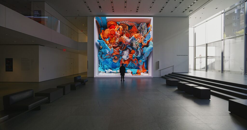 Oeuvre de Refik Anadol, Non supervisé, 2022. illustrant l'utilisation de l'IA dans la création artistique.