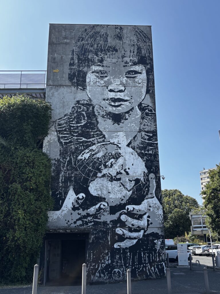 Illustration d'une oeuvre de street art sur un mur du CHU Pellegrin de Bordeaux. Cette peinture se situe à l'entrée de l'hôpital.